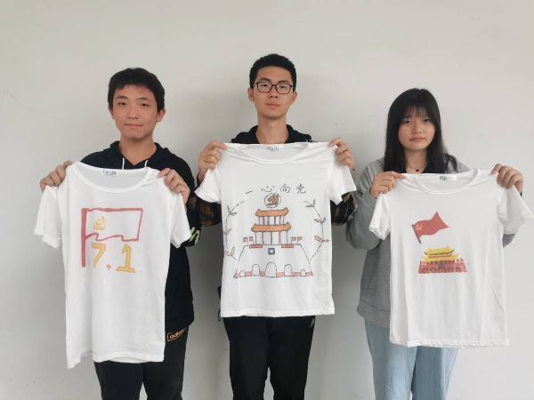 沙巴体育
学子手绘白T花式告白中国共产党